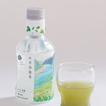 A bottle of tea and an image of the contents being poured into a cup