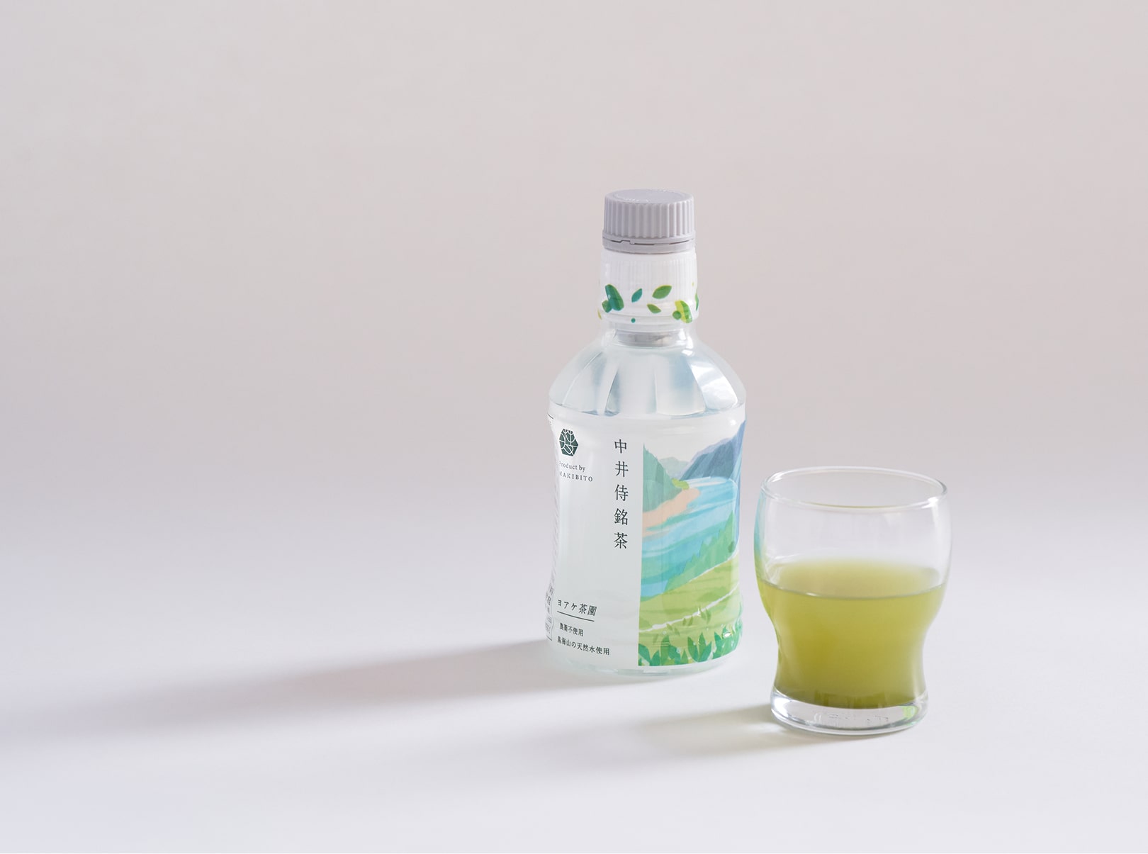 A bottle of tea and an image of the contents being poured into a cup